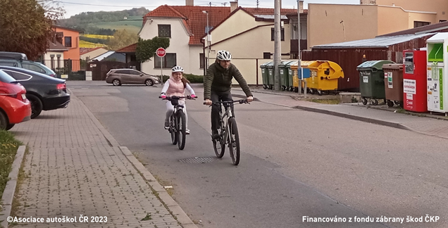 Do jakého věku musí být dítě při jízdě na jízdním kole na silnici, místní komunikaci a veřejně přístupné účelové komunikaci (s výjimkou chodníku, cyklostezky, obytné a pěší zony) pod dohledem osoby starší 15 let?